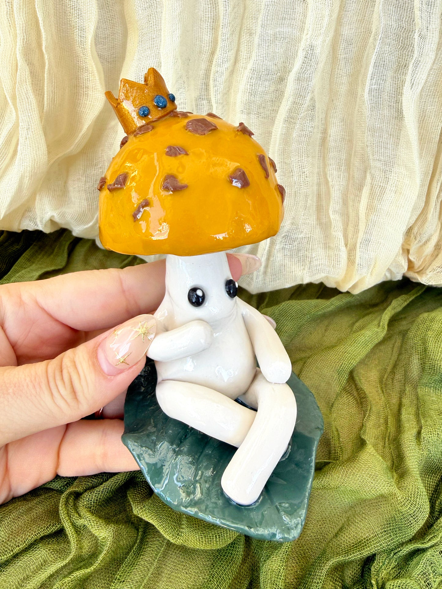 Mini Mushie - Ting Ting on a leaf