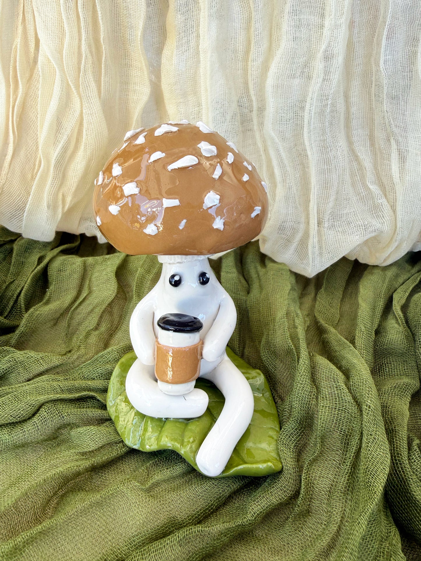 Mini Mushie - coffee Marlene on a leaf