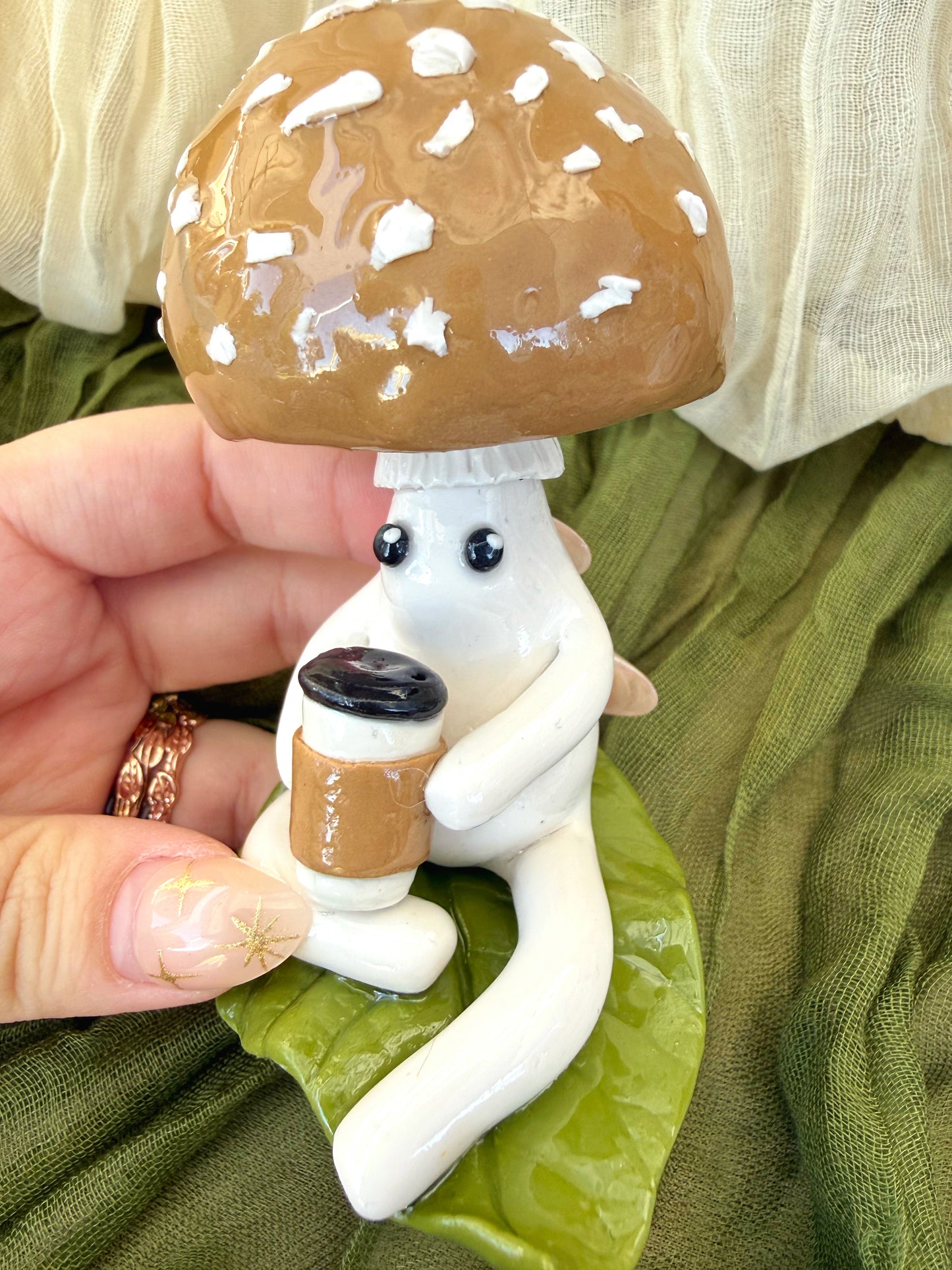 Mini Mushie - coffee Marlene on a leaf