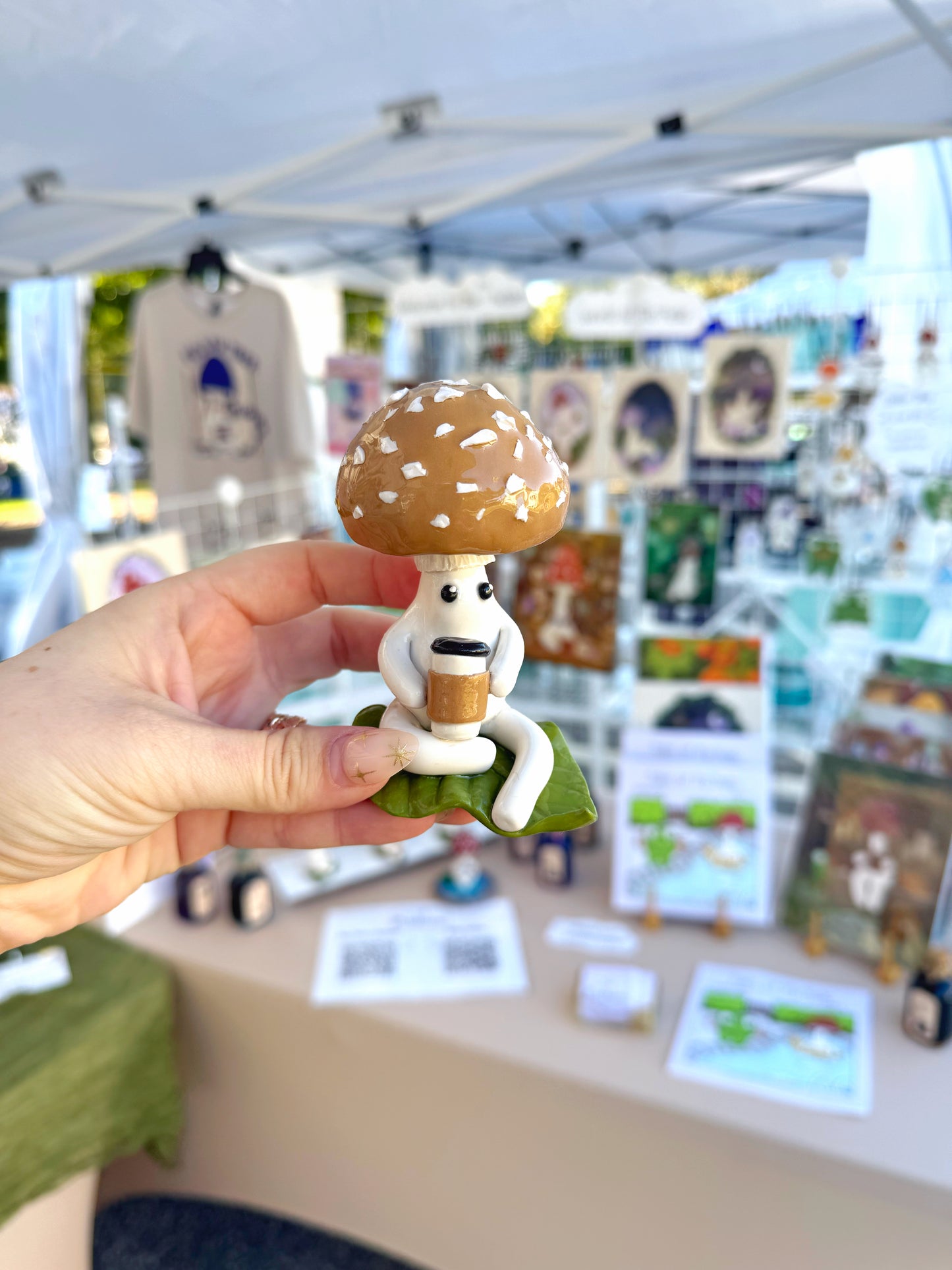 Mini Mushie - coffee Marlene on a leaf