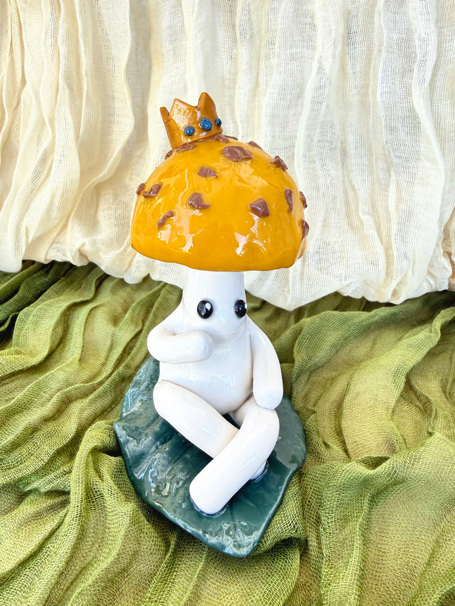 Mini Mushie - Ting Ting on a leaf